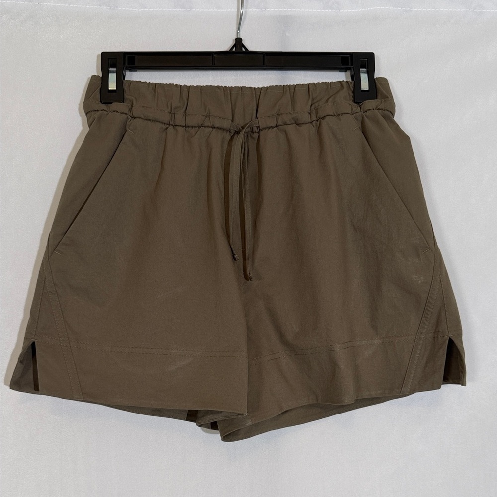 Lululemon Shorts XS Cinchable Waist Woven 3.5” High Rise Khaki Green EUC